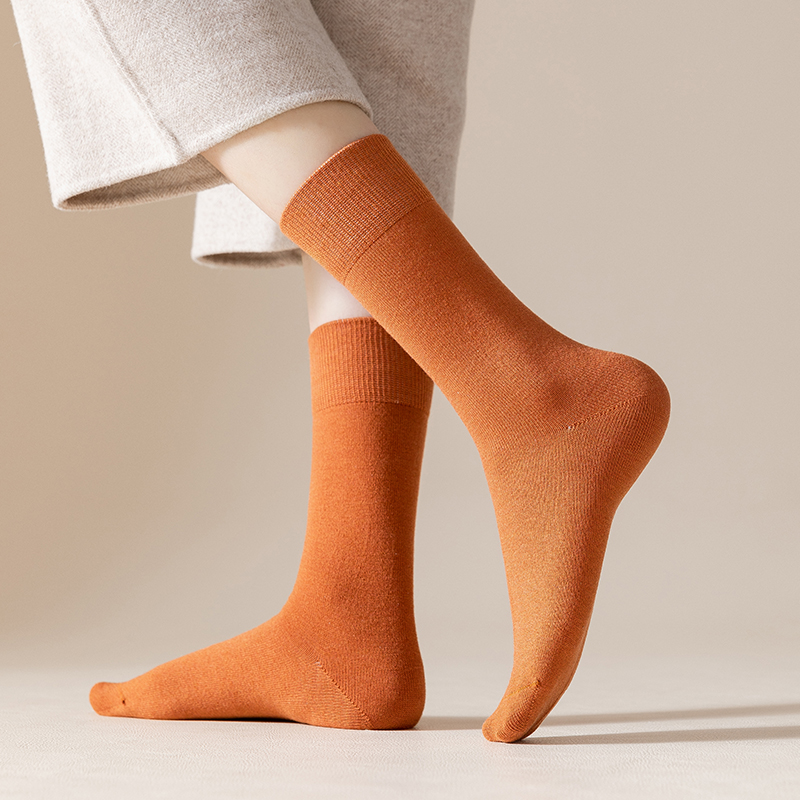 Women's solid color mid-calf socks